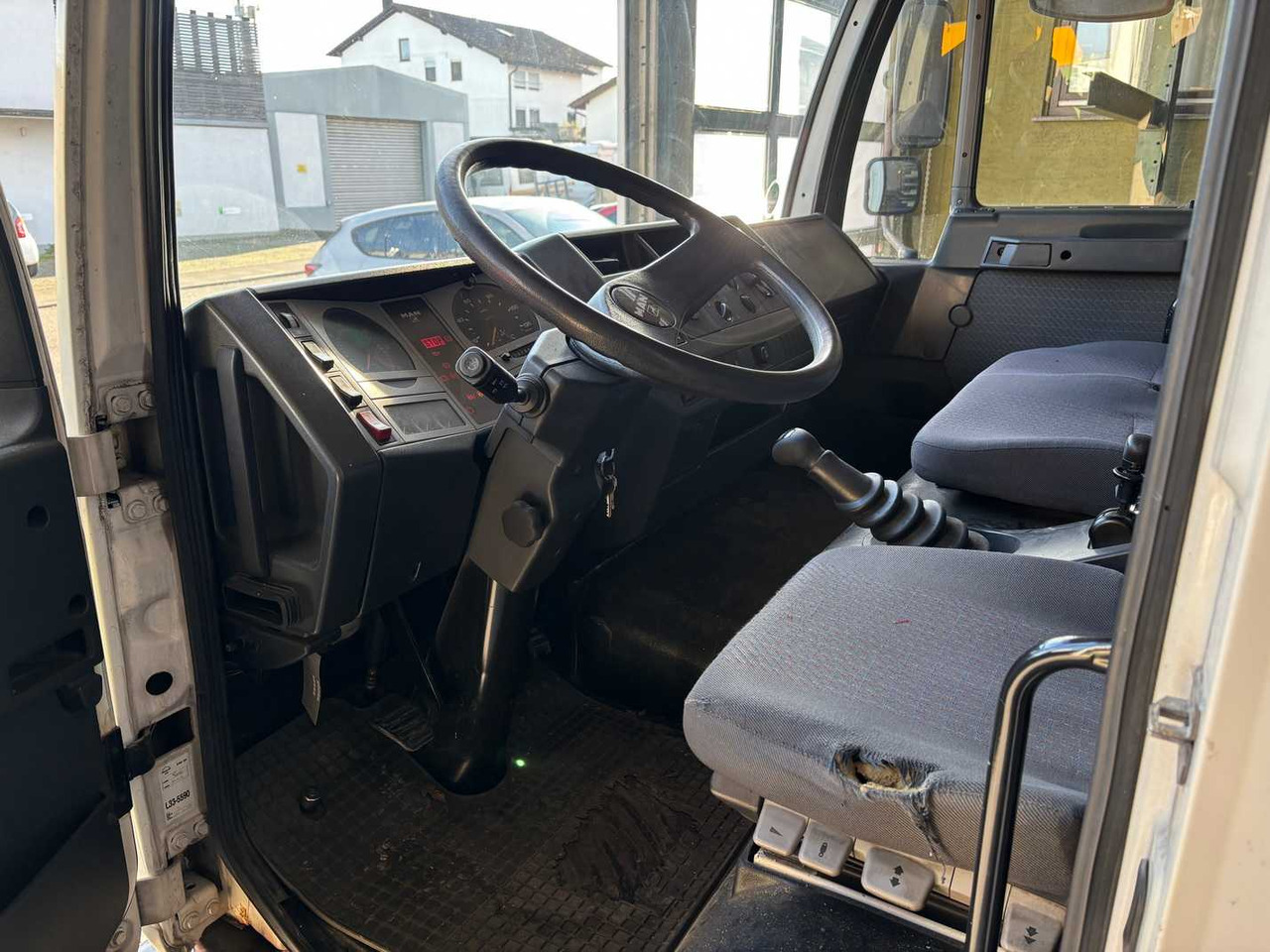 Truck MAN 8-163 / L 2000 TRUCK WITH BOX: picture 32