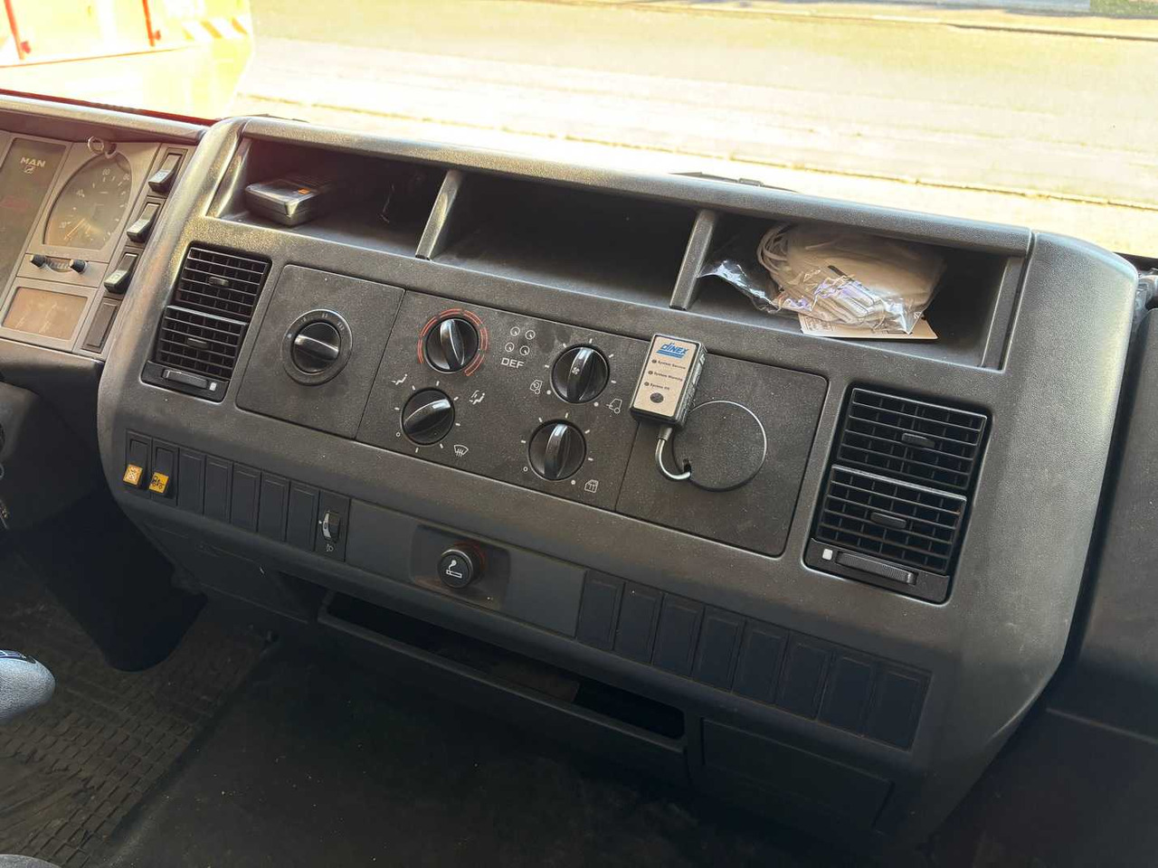 Truck MAN 8-163 / L 2000 TRUCK WITH BOX: picture 16