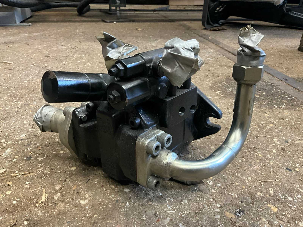 VOLVO ECR25D HYDRAULIC PUMP - Mini excavator: picture 2 VOLVO ECR25D HYDRAULIC PUMP - Mini excavator: picture 2