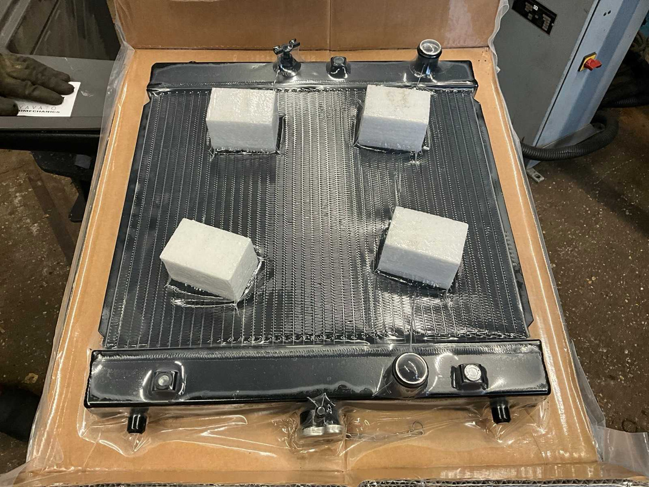 VOLVO - ECR25D - RADIATOR (2X) - Mini excavator: picture 1 VOLVO - ECR25D - RADIATOR (2X) - Mini excavator: picture 1