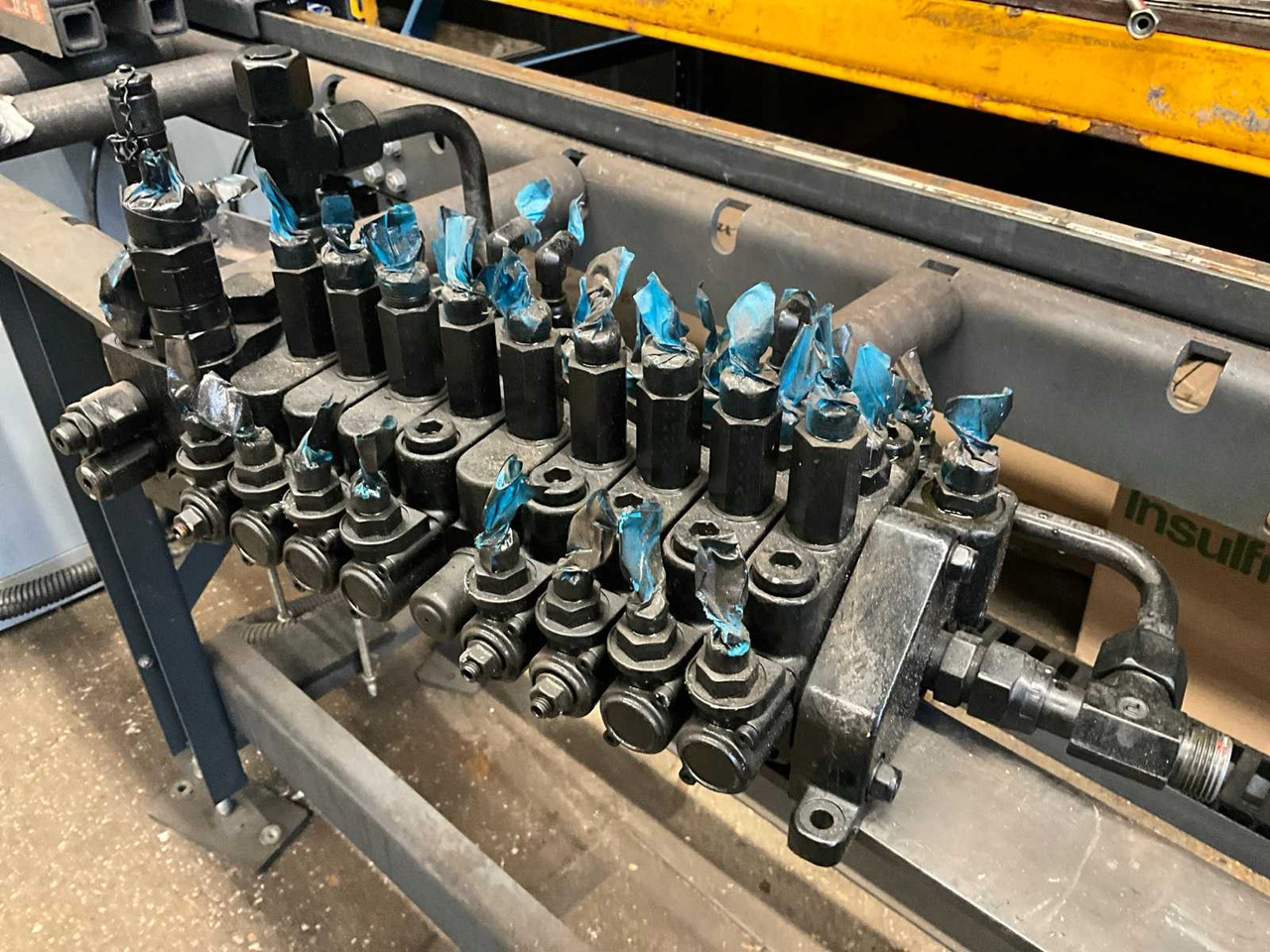 VOLVO - ECR25D VALVE BLOCK - Mini excavator: picture 2 VOLVO - ECR25D VALVE BLOCK - Mini excavator: picture 2