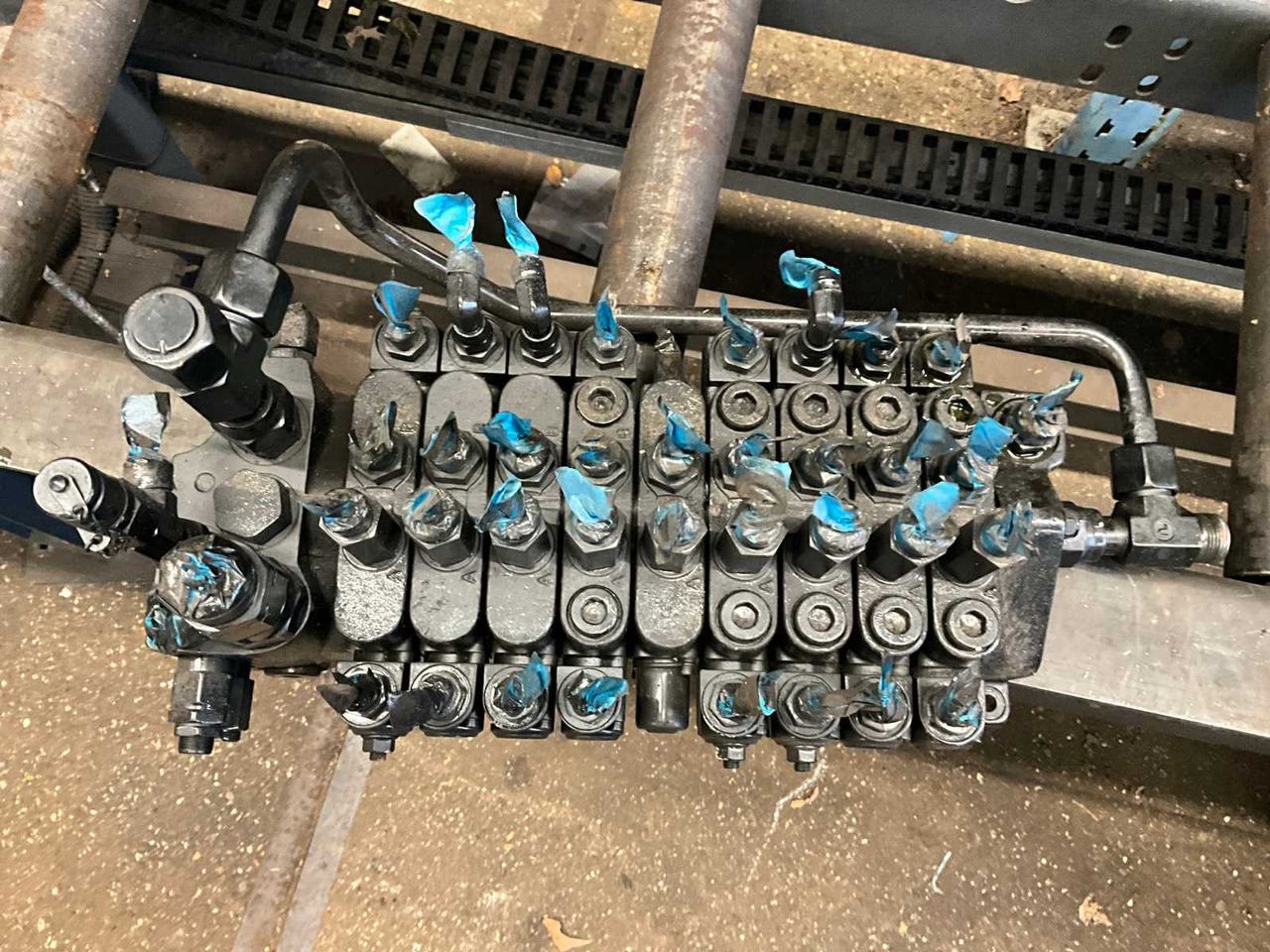 VOLVO - ECR25D VALVE BLOCK - Mini excavator: picture 4 VOLVO - ECR25D VALVE BLOCK - Mini excavator: picture 4