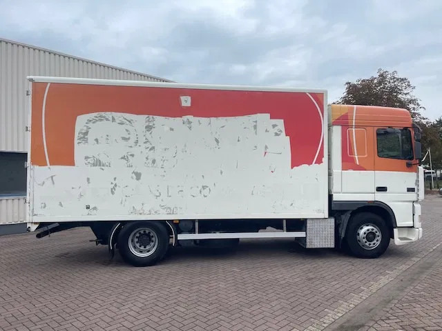 DAF XF 95.380 Euro 2 Manual-Gear - Box truck: picture 2 DAF XF 95.380 Euro 2 Manual-Gear - Box truck: picture 2