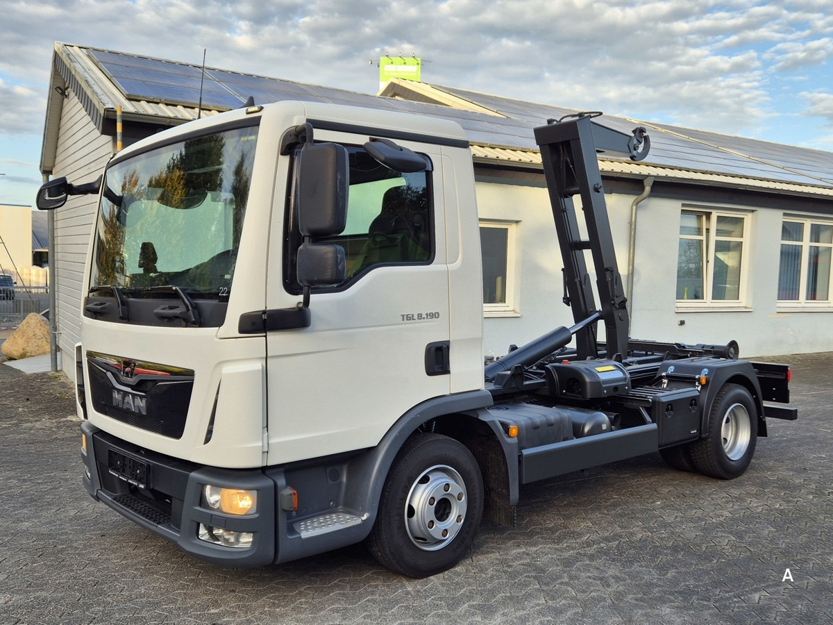 MAN TGL 8.190 BL City Abrollkipper Aut., 2 x AHK sof - Hook lift truck: picture 1 MAN TGL 8.190 BL City Abrollkipper Aut., 2 x AHK sof - Hook lift truck: picture 1