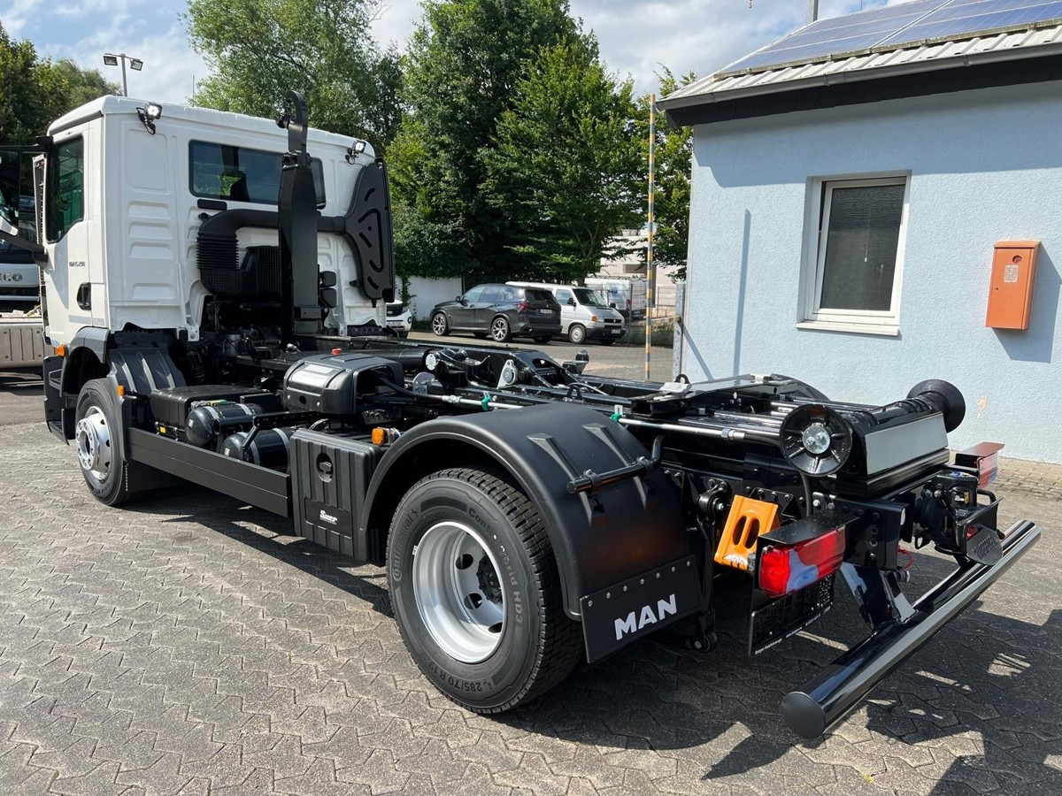 MAN TGM 15.290 BL Aut. Abrollkipper AHK - Hook lift truck: picture 4 MAN TGM 15.290 BL Aut. Abrollkipper AHK - Hook lift truck: picture 4