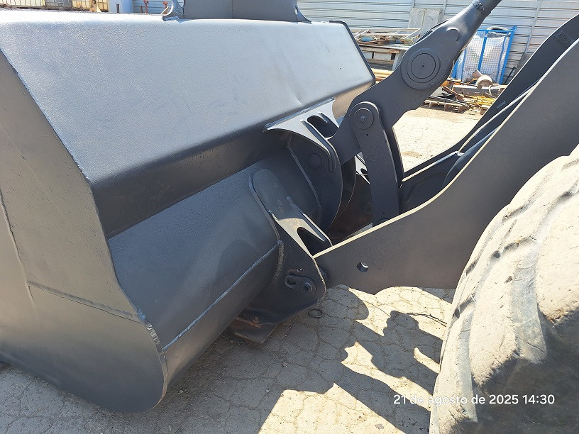 Wheel loader VOLVO L120E: picture 12