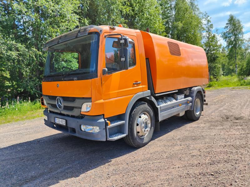 Bucher Cityfant 60 MB Atego - Road sweeper: picture 2 Bucher Cityfant 60 MB Atego - Road sweeper: picture 2