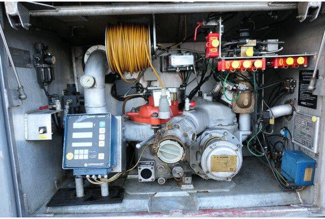 Mercedes-Benz 1835 Actros 4x2, 3 Pedale, 14m³, Sening,Schlauch - Tank truck: picture 4 Mercedes-Benz 1835 Actros 4x2, 3 Pedale, 14m³, Sening,Schlauch - Tank truck: picture 4