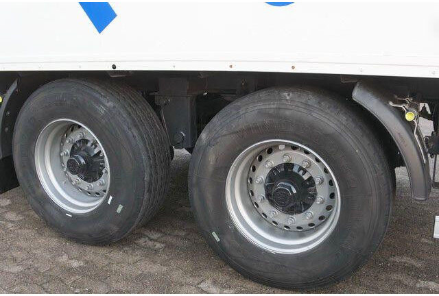 Sommer 2-Achser, elektr. Rolltor, BPW, 11.000mm lang - Closed box semi-trailer: picture 4 Sommer 2-Achser, elektr. Rolltor, BPW, 11.000mm lang - Closed box semi-trailer: picture 4