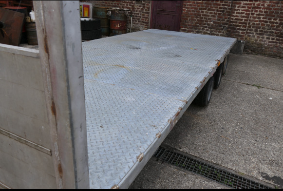 Remorque plateau triple essieu surbaissée Costo 3 x 35 (2002-VIN:YA9742139YC143150) (REF 010383-027) - Dropside/ Flatbed trailer: picture 5 Remorque plateau triple essieu surbaissée Costo 3 x 35 (2002-VIN:YA9742139YC143150) (REF 010383-027) - Dropside/ Flatbed trailer: picture 5