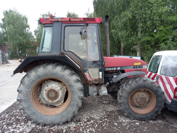 Tracteur Case International 4240XLA - Farm tractor: picture 1 Tracteur Case International 4240XLA - Farm tractor: picture 1