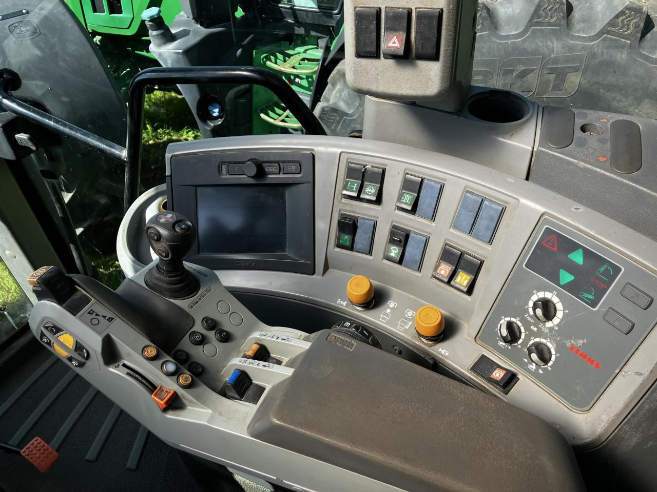 Farm tractor CLAAS Axion 850: picture 6