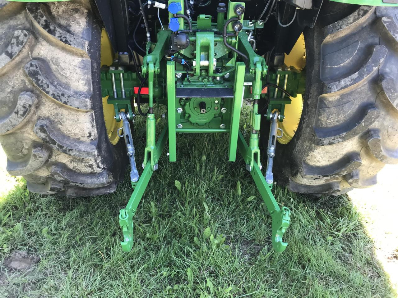 John Deere 5075E - Farm tractor: picture 3 John Deere 5075E - Farm tractor: picture 3