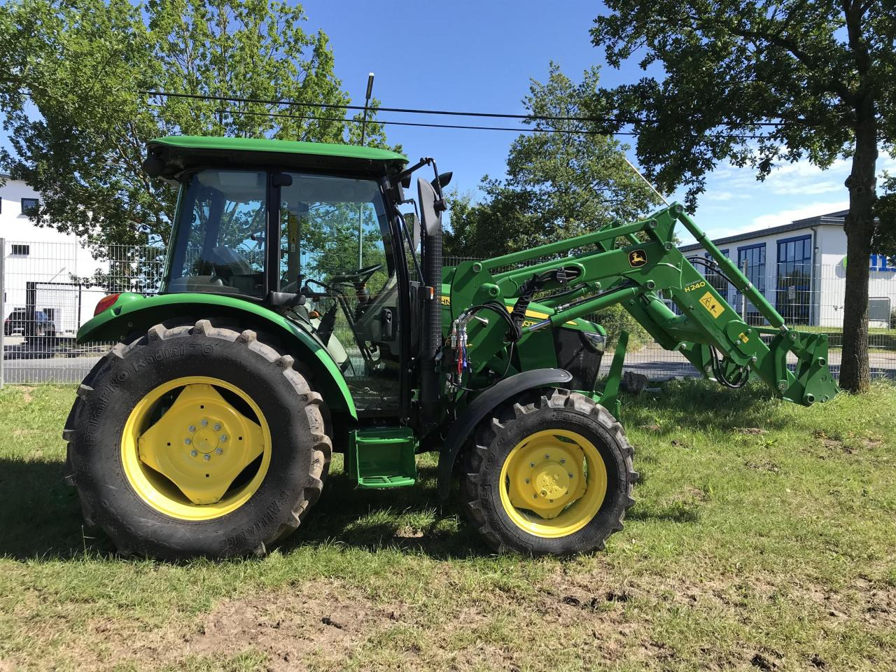John Deere 5075E - Farm tractor: picture 1 John Deere 5075E - Farm tractor: picture 1