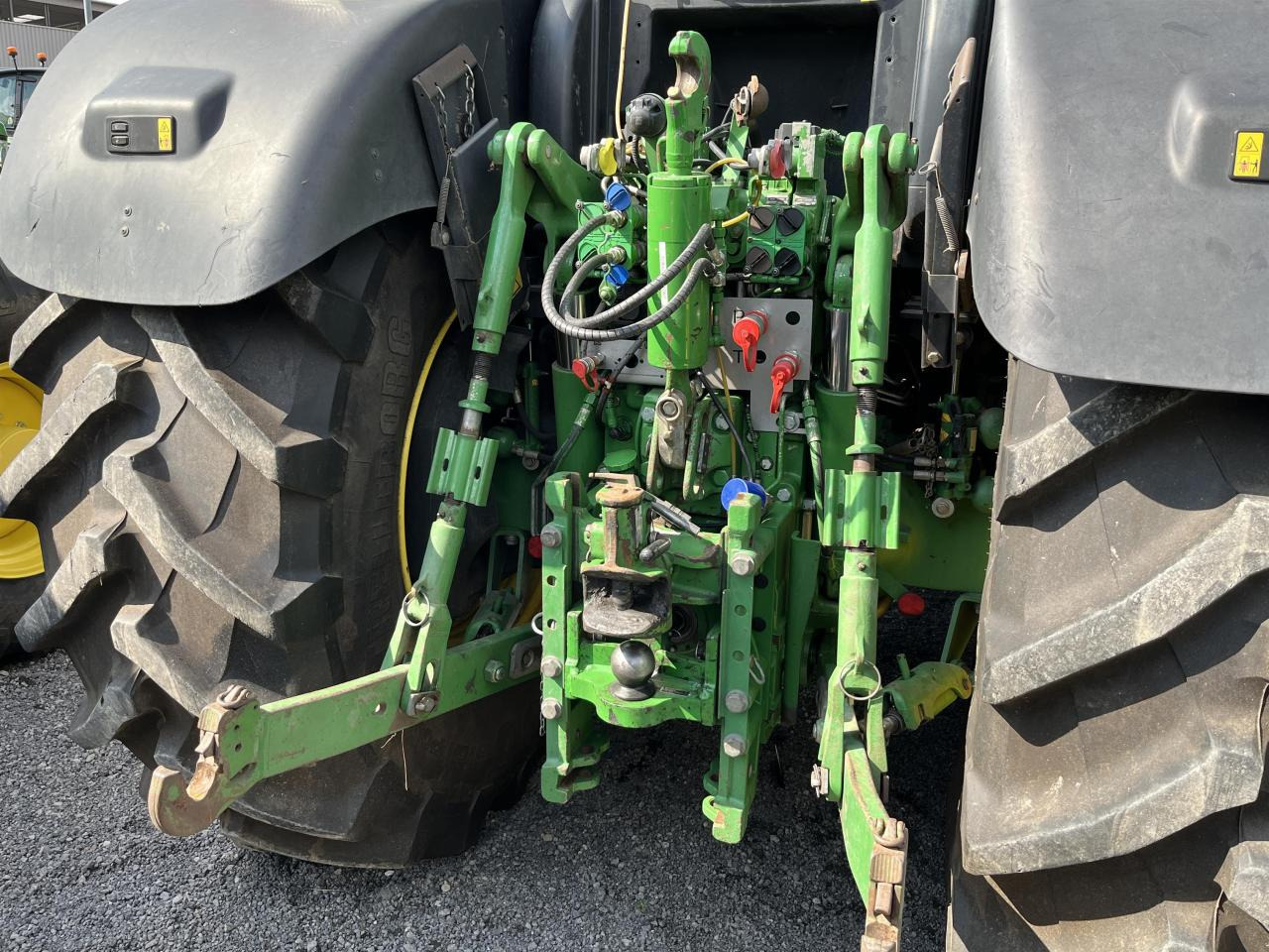 John Deere 6210R - Farm tractor: picture 4 John Deere 6210R - Farm tractor: picture 4