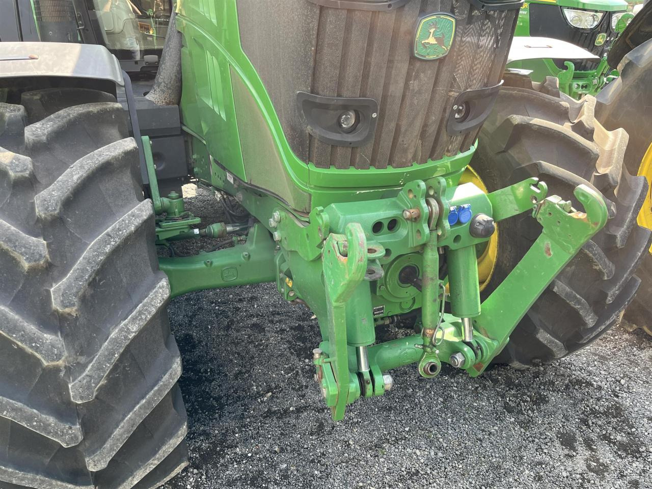 John Deere 6210R - Farm tractor: picture 2 John Deere 6210R - Farm tractor: picture 2