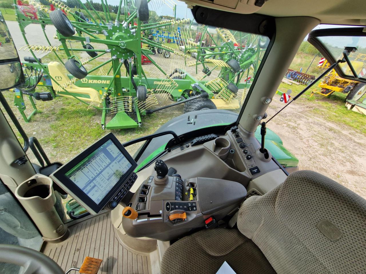 John Deere 6215R - Farm tractor: picture 5 John Deere 6215R - Farm tractor: picture 5