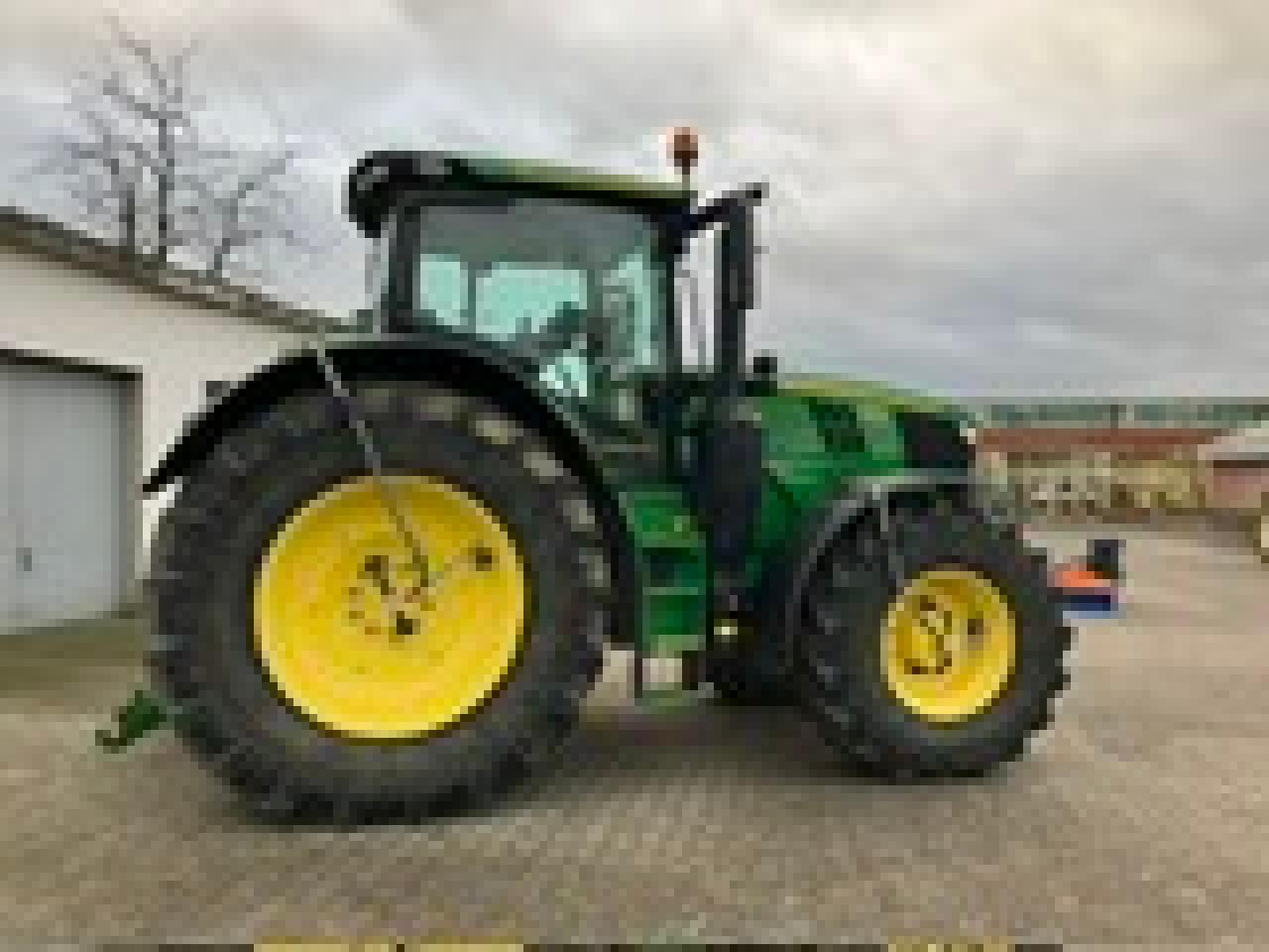 John Deere 6215R - Farm tractor: picture 3 John Deere 6215R - Farm tractor: picture 3