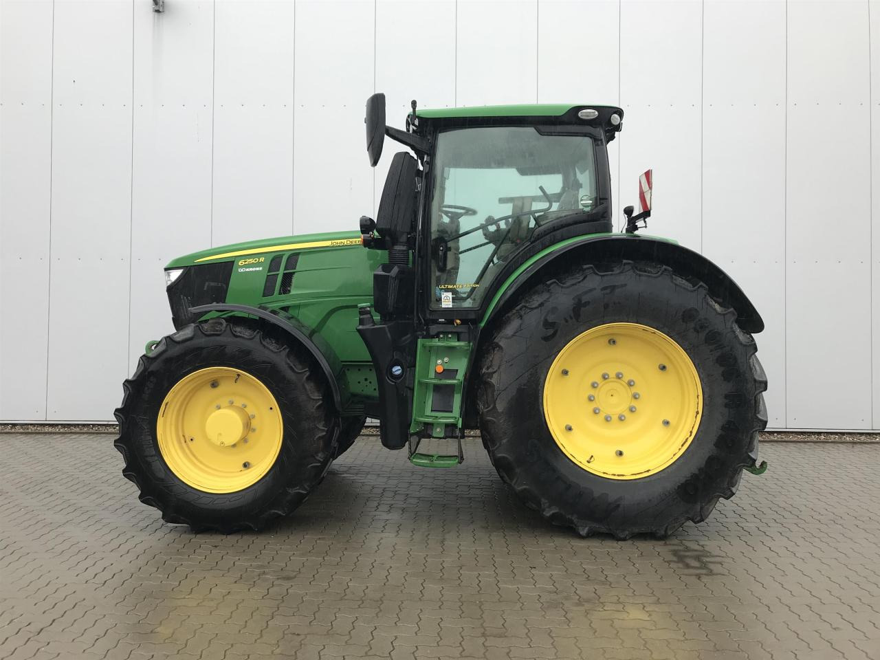 John Deere 6250R - Farm tractor: picture 1 John Deere 6250R - Farm tractor: picture 1