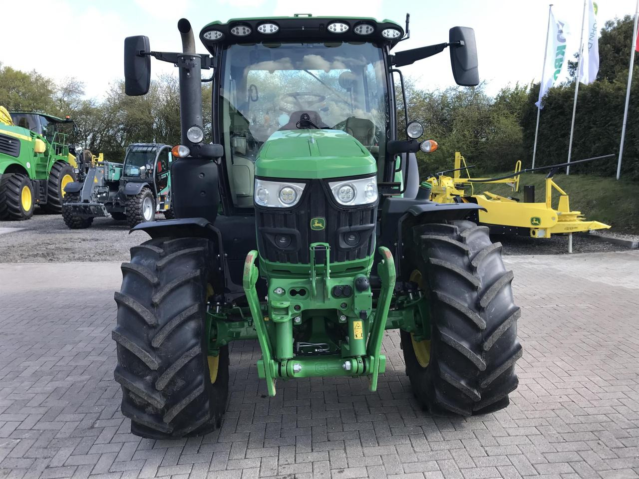 John Deere 6R 140 - Farm tractor: picture 3 John Deere 6R 140 - Farm tractor: picture 3