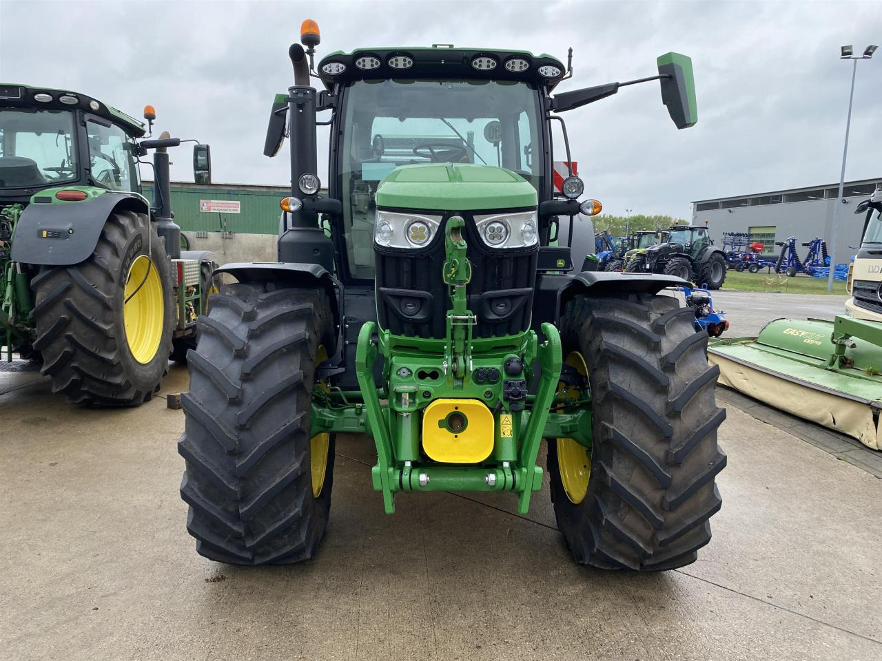 John Deere 6R 155 - Farm tractor: picture 2 John Deere 6R 155 - Farm tractor: picture 2