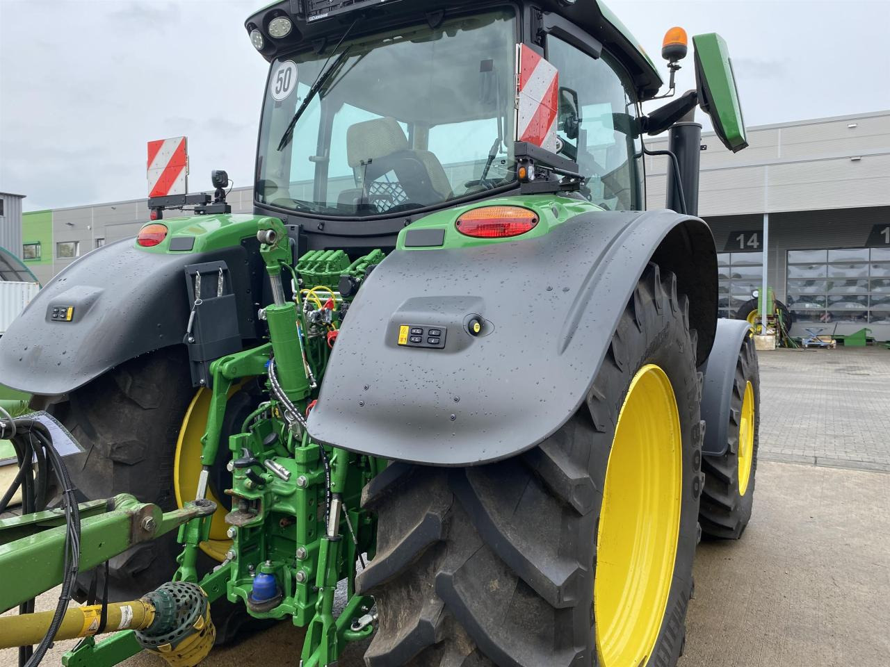 John Deere 6R 155 - Farm tractor: picture 4 John Deere 6R 155 - Farm tractor: picture 4