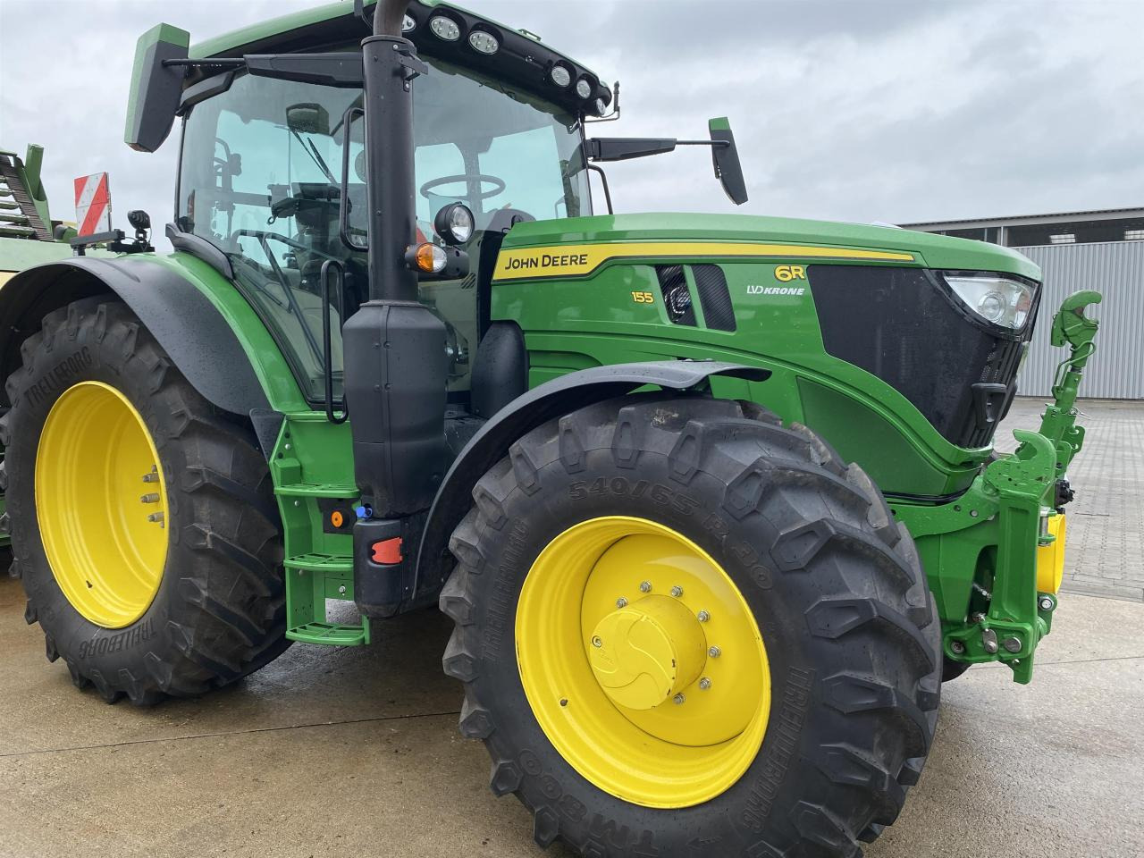 John Deere 6R 155 - Farm tractor: picture 3 John Deere 6R 155 - Farm tractor: picture 3