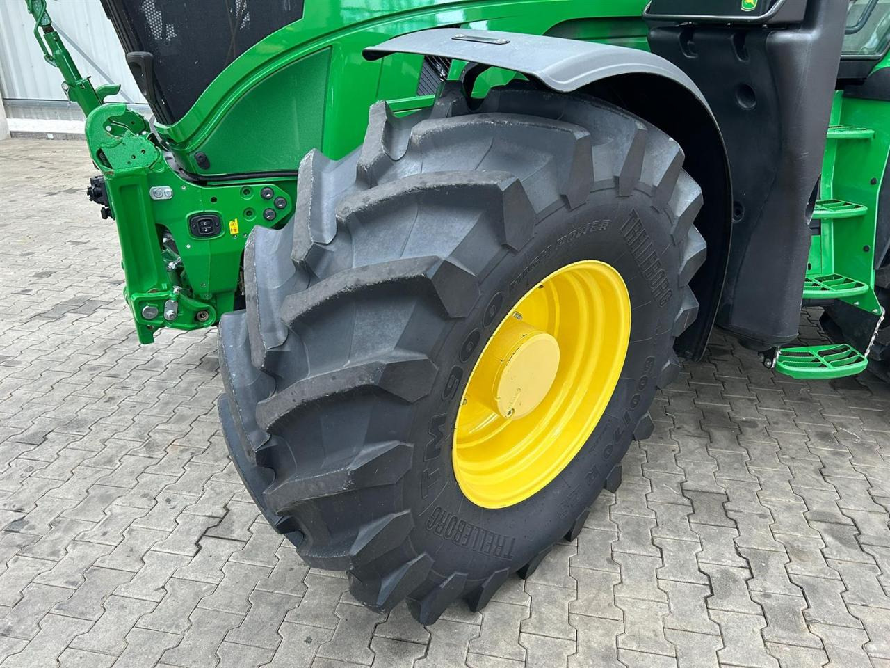 Farm tractor John Deere 6R 215: picture 7