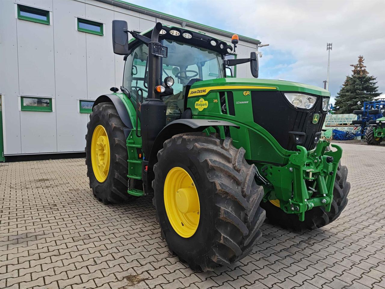 John Deere 6R 215 - Farm tractor: picture 1 John Deere 6R 215 - Farm tractor: picture 1