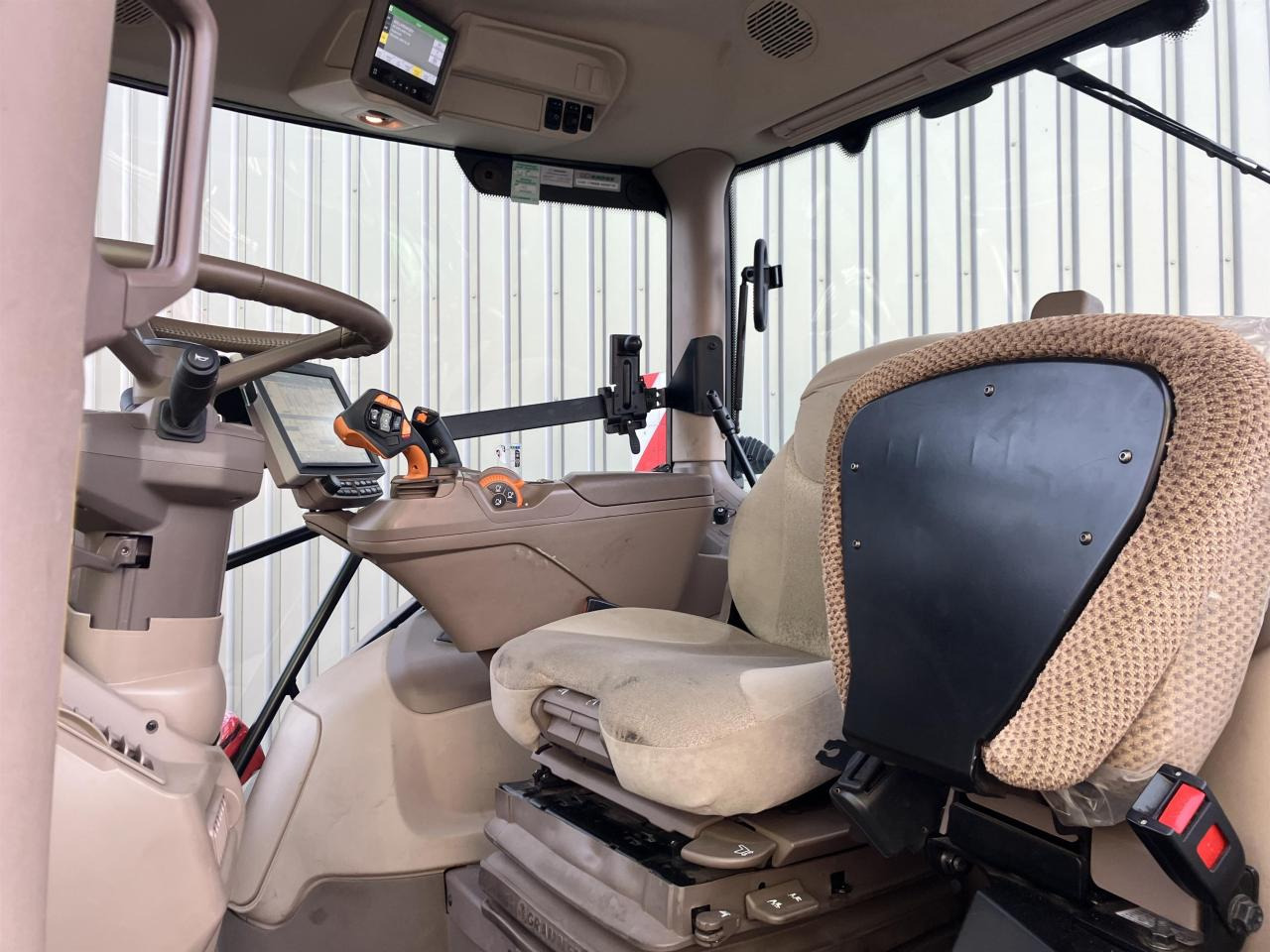 John Deere 6R 215 - Farm tractor: picture 5 John Deere 6R 215 - Farm tractor: picture 5