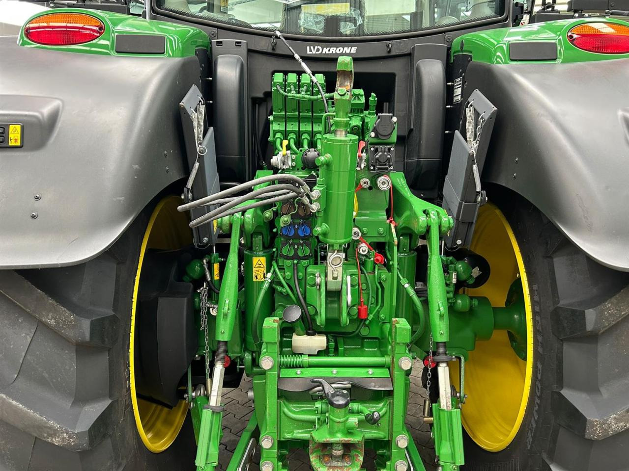 Farm tractor John Deere 6R 215: picture 6