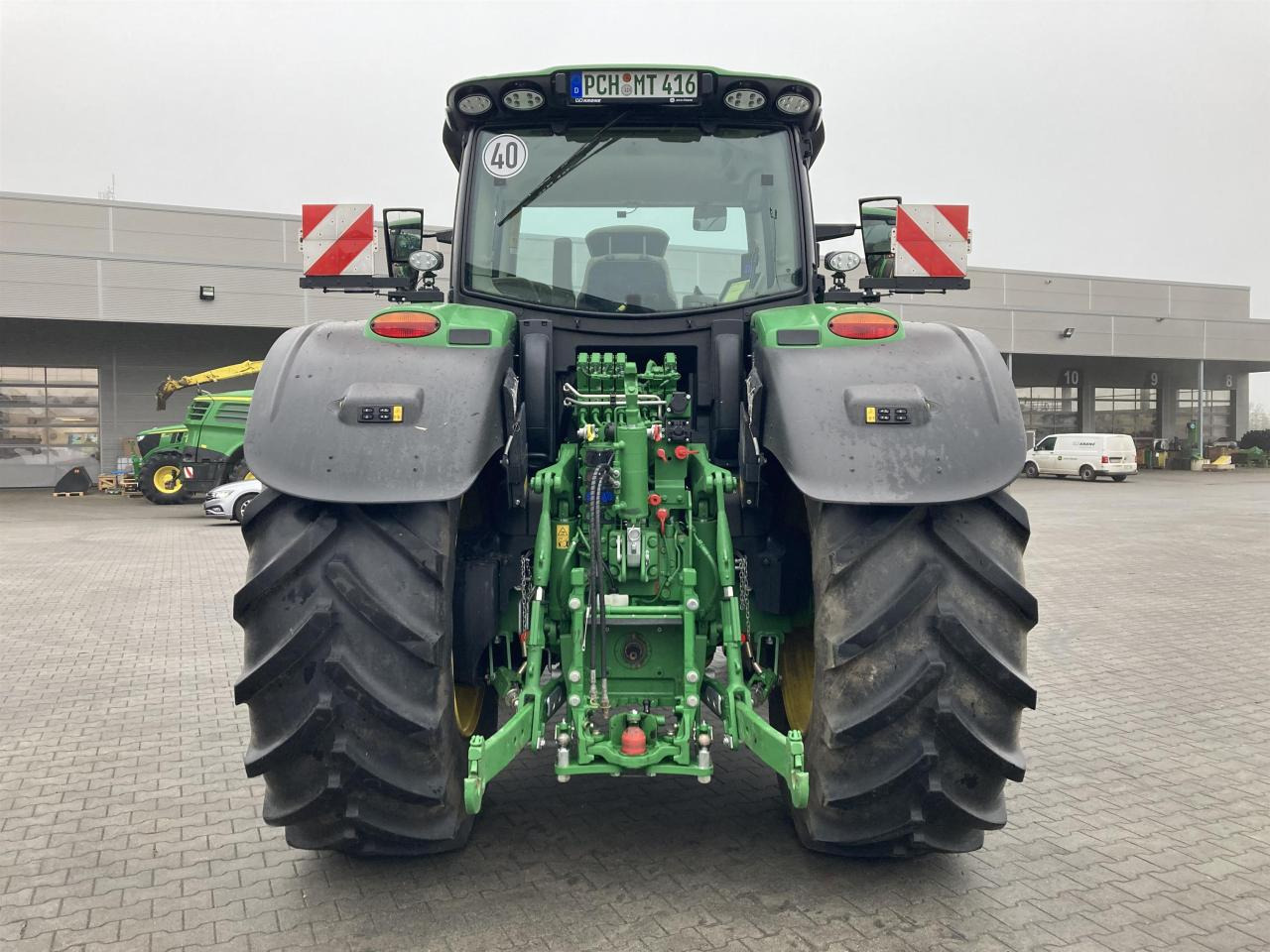 John Deere 6R 215 - Farm tractor: picture 3 John Deere 6R 215 - Farm tractor: picture 3