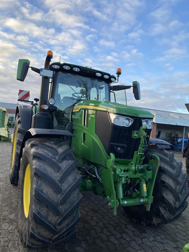 John Deere 6R 215 - Farm tractor: picture 3 John Deere 6R 215 - Farm tractor: picture 3