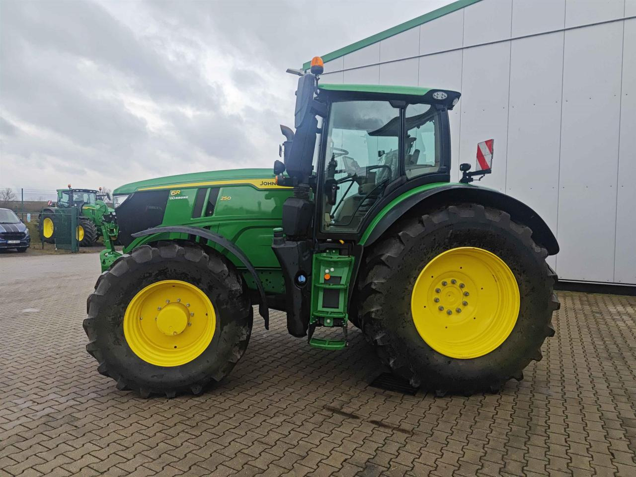 John Deere 6R 250 - Farm tractor: picture 4 John Deere 6R 250 - Farm tractor: picture 4