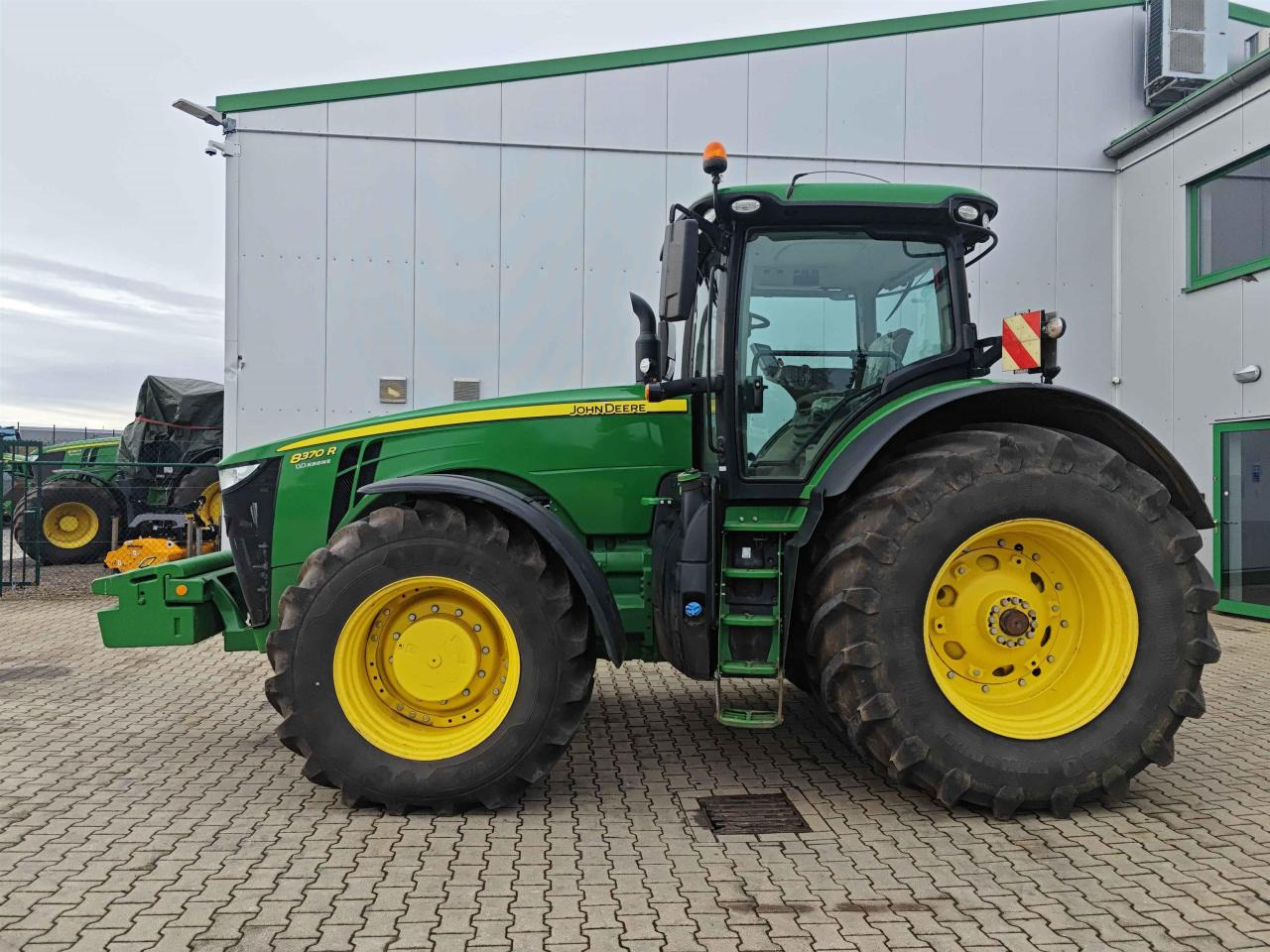 John Deere 8370R - Farm tractor: picture 2 John Deere 8370R - Farm tractor: picture 2