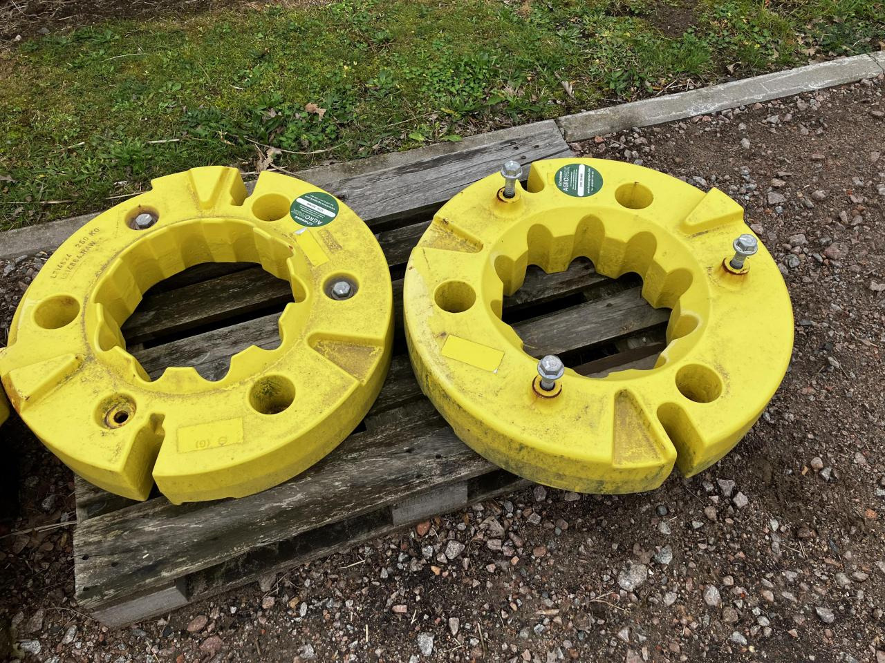 John Deere 2x 250kg - Spare parts for Agricultural machinery: picture 1 John Deere 2x 250kg - Spare parts for Agricultural machinery: picture 1