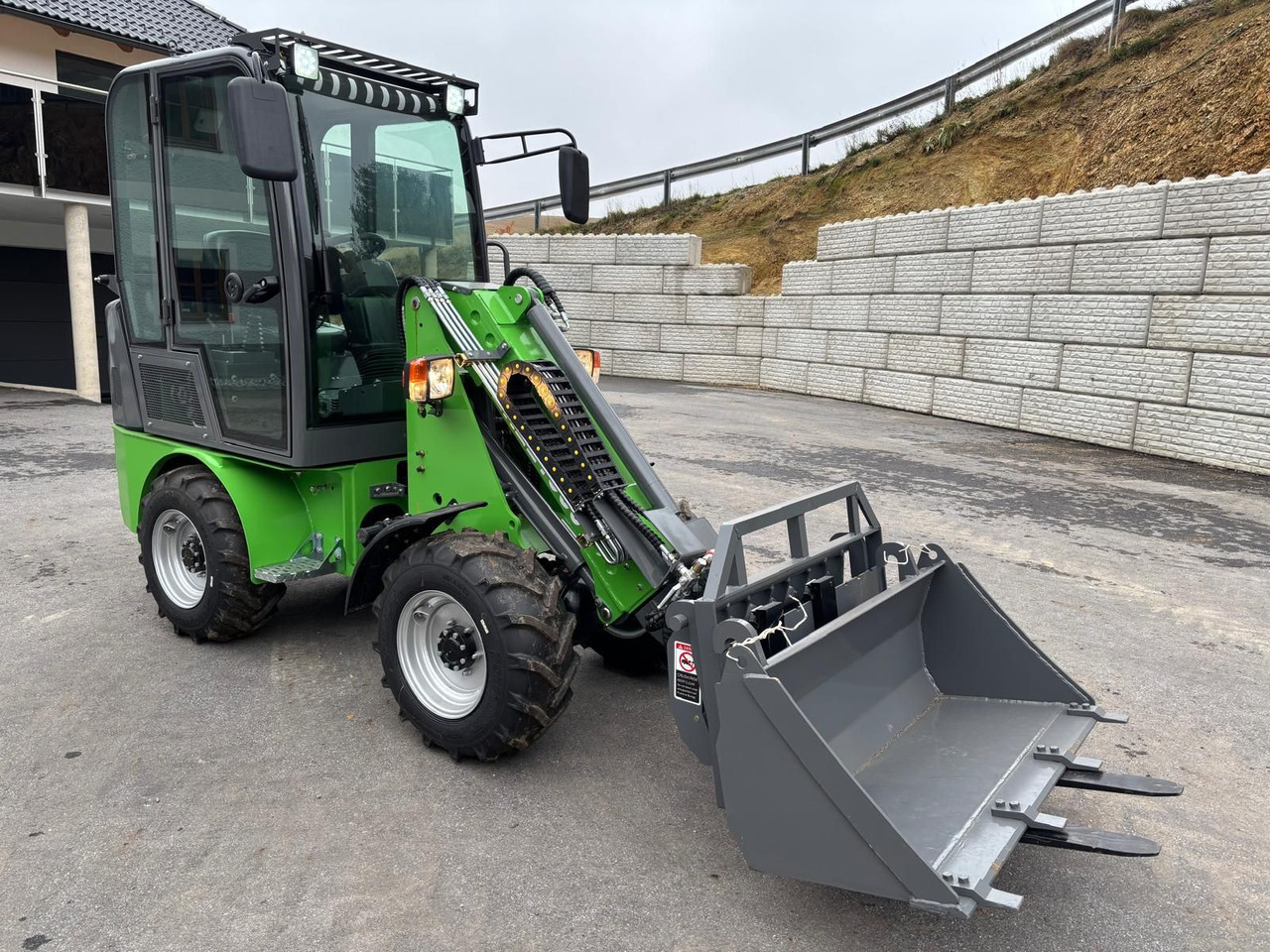 - Compact loader: picture 2 - Compact loader: picture 2