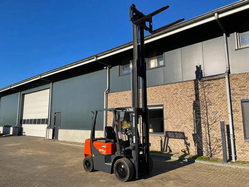 Doosan D30G Yanmar 3 ton Triplex Freelift Sideshift Diesel Heftruck 470 cm hefhoogte - Diesel forklift: picture 2 Doosan D30G Yanmar 3 ton Triplex Freelift Sideshift Diesel Heftruck 470 cm hefhoogte - Diesel forklift: picture 2