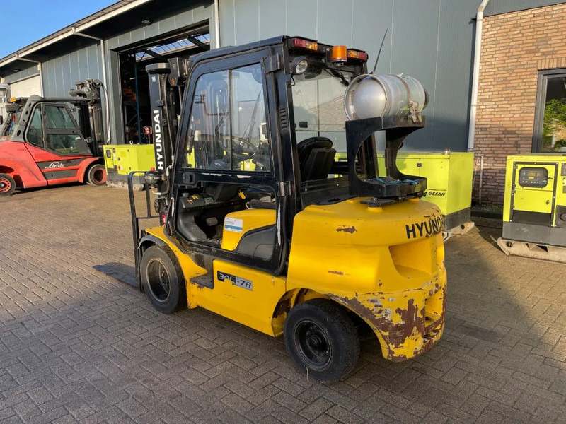 Hyundai 30L-7A 3 ton Triplex Sideshift Positioner LPG Heftruck - LPG forklift: picture 3 Hyundai 30L-7A 3 ton Triplex Sideshift Positioner LPG Heftruck - LPG forklift: picture 3