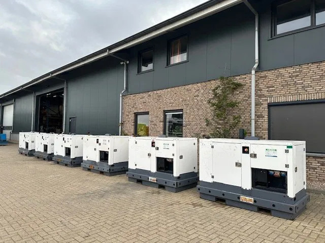 Generator set Iveco FPT F32 AM1A Leroy Somer 32 kVA Silent generatorset 28 hours !: picture 8