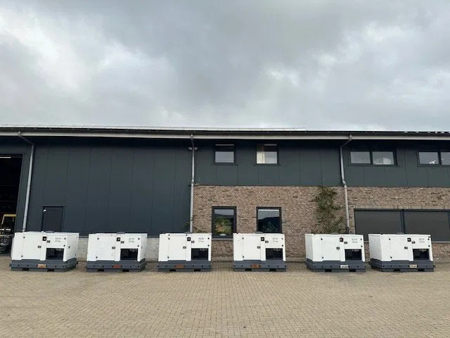 Generator set Iveco FPT F32 AM1A Leroy Somer 32 kVA Silent generatorset 28 hours !: picture 11