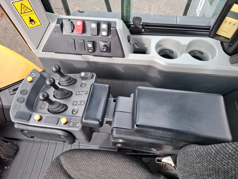 Wheel loader Caterpillar 966M: picture 10