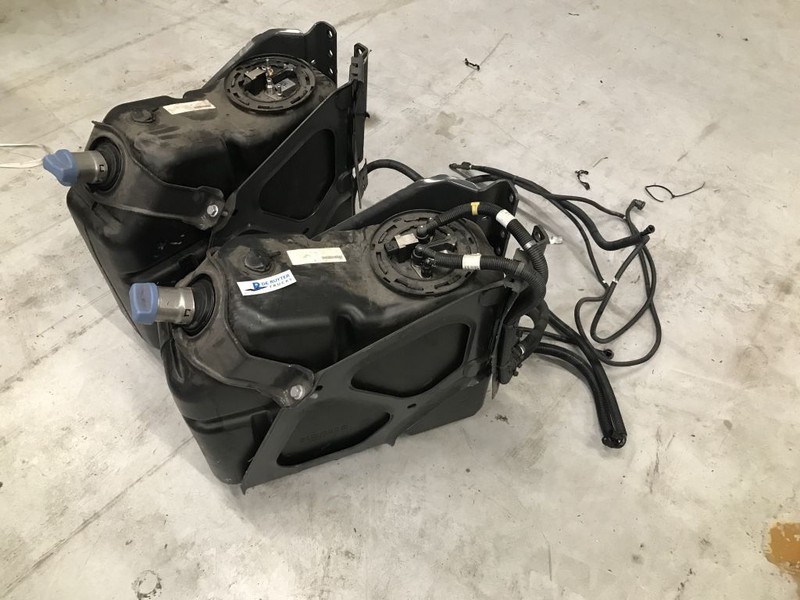 Mercedes-Benz Ad-blue tank met vlotter en steun - AdBlue tank for Truck: picture 1 Mercedes-Benz Ad-blue tank met vlotter en steun - AdBlue tank for Truck: picture 1