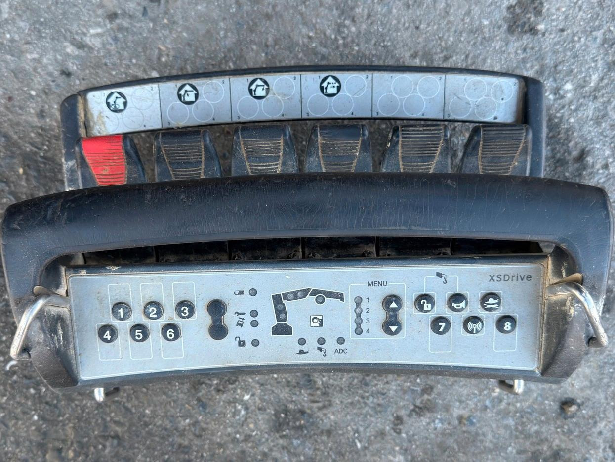 Tipper, Crane truck Iveco TRAKKER * HIAB 211 E - 6 HIDUO+ FUNK / 8x4 *TOP: picture 12 Tipper, Crane truck Iveco TRAKKER * HIAB 211 E - 6 HIDUO+ FUNK / 8x4 *TOP: picture 12