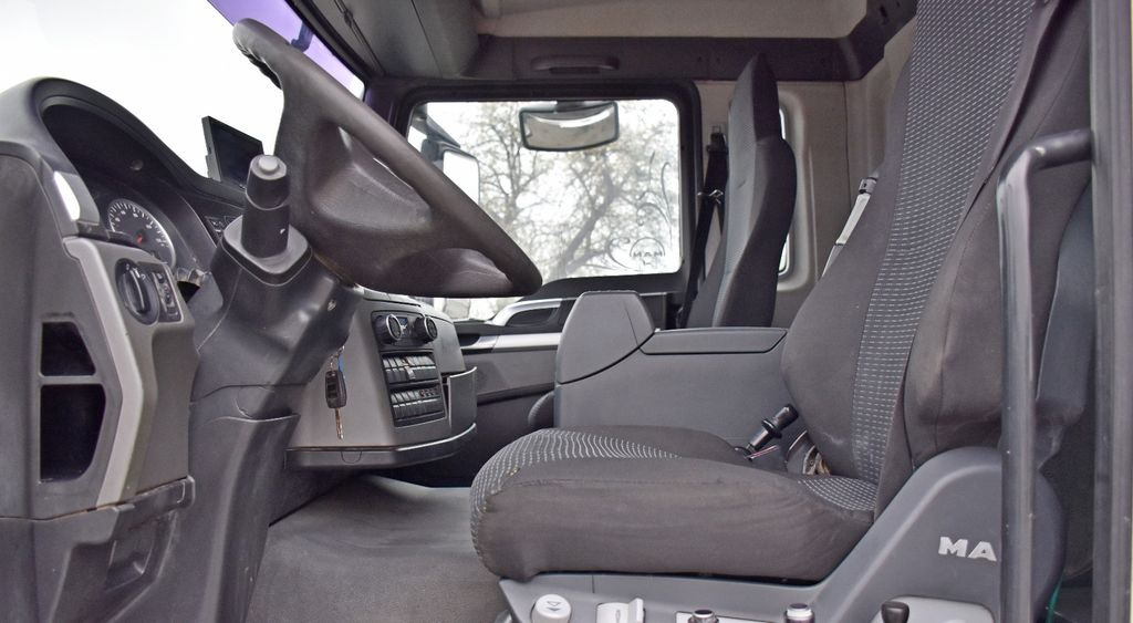 Interior photo 1: Crane truck, Tipper MAN TGS 35.440 * KIPPER 5,80m + KRAN * TOPZUSTAND MAN TGS 35.440 * KIPPER 5,80m + KRAN * TOPZUSTAND