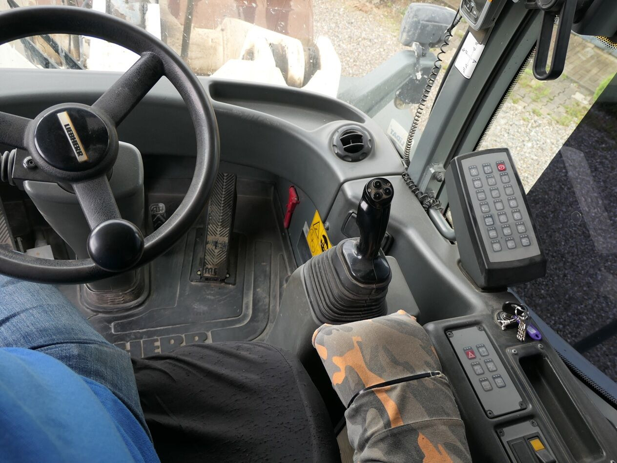 Wheel loader Liebherr L 576: picture 13