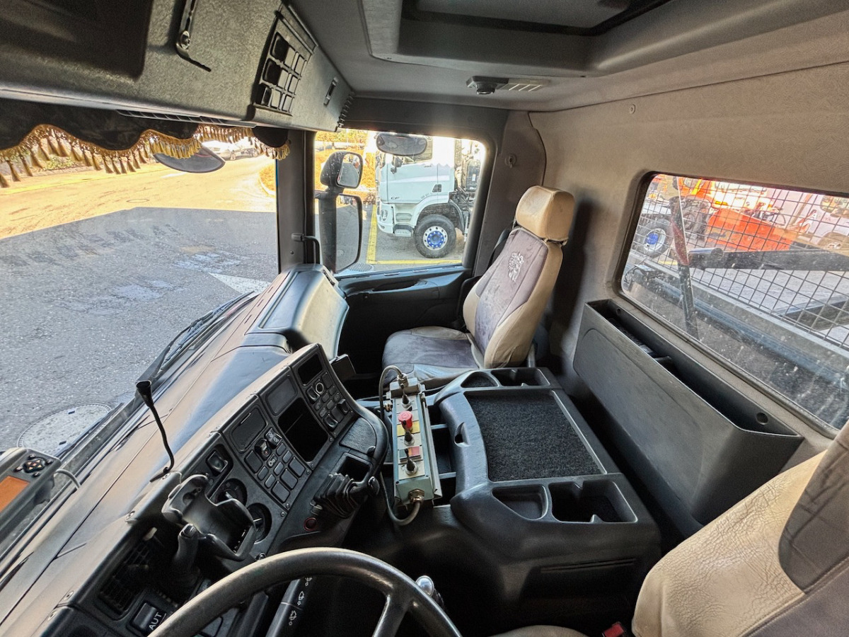 SCANIA P124 6x2 - Skip loader truck: picture 5 SCANIA P124 6x2 - Skip loader truck: picture 5