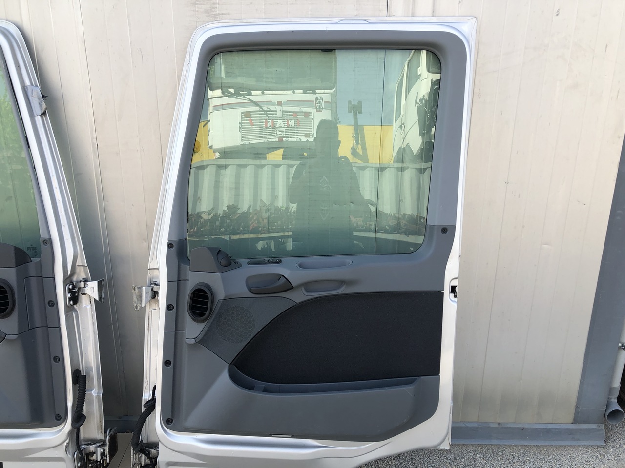 DOOR ACTROS MP2-3 LEFT AND RIGHT MEGA SPACE CAB - Door and parts for Truck: picture 3 DOOR ACTROS MP2-3 LEFT AND RIGHT MEGA SPACE CAB - Door and parts for Truck: picture 3
