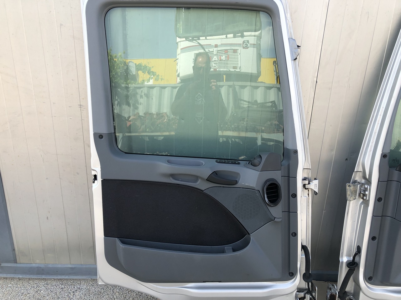DOOR ACTROS MP2-3 LEFT AND RIGHT MEGA SPACE CAB - Door and parts for Truck: picture 2 DOOR ACTROS MP2-3 LEFT AND RIGHT MEGA SPACE CAB - Door and parts for Truck: picture 2