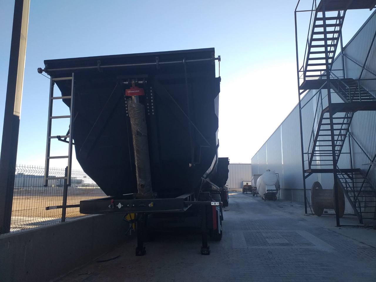 New Tipper semi-trailer EMIRSAN SELF-STEERING, 4 AXLE U TYPE TIPPER: picture 7 New Tipper semi-trailer EMIRSAN SELF-STEERING, 4 AXLE U TYPE TIPPER: picture 7